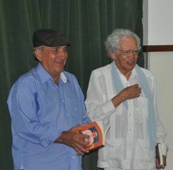 Amigos desde os anos 60, Thiago de Melo (à direita) presenteou Pontes com o livro "Poemas preferidos pelo autor e seus leitores - Thiago de Melo" e contou à plateia a história de um poeta cubano, preso nos EUA, que escreveu e enviou uma carta  a ele falando do trabalho de Roberto